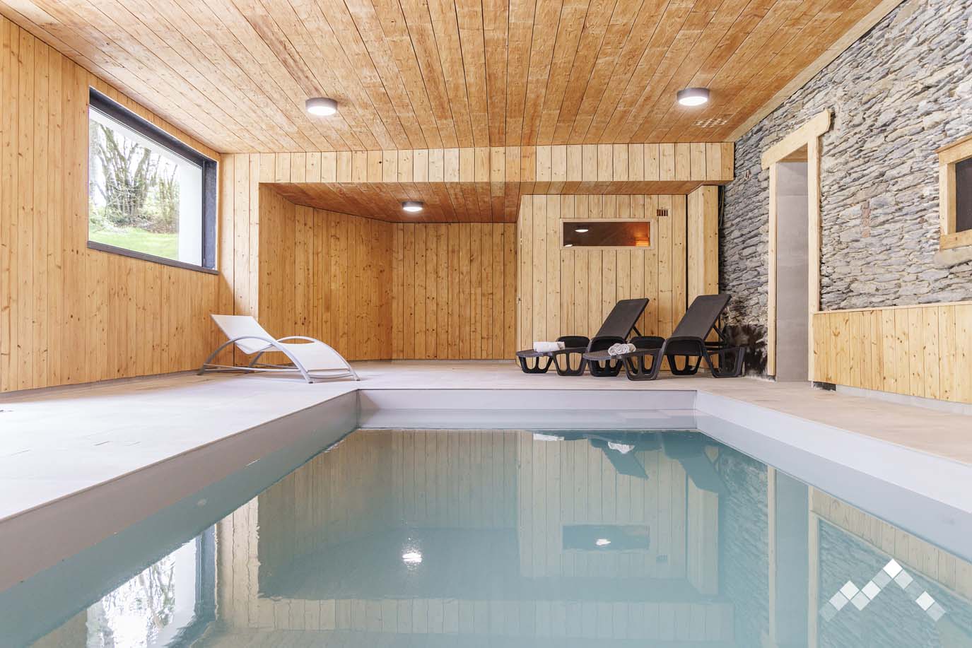 Grote villa in Houffalize voor 16 personen (+ 2 babies) en 2 honden met zwembad, sauna en biljarttafel