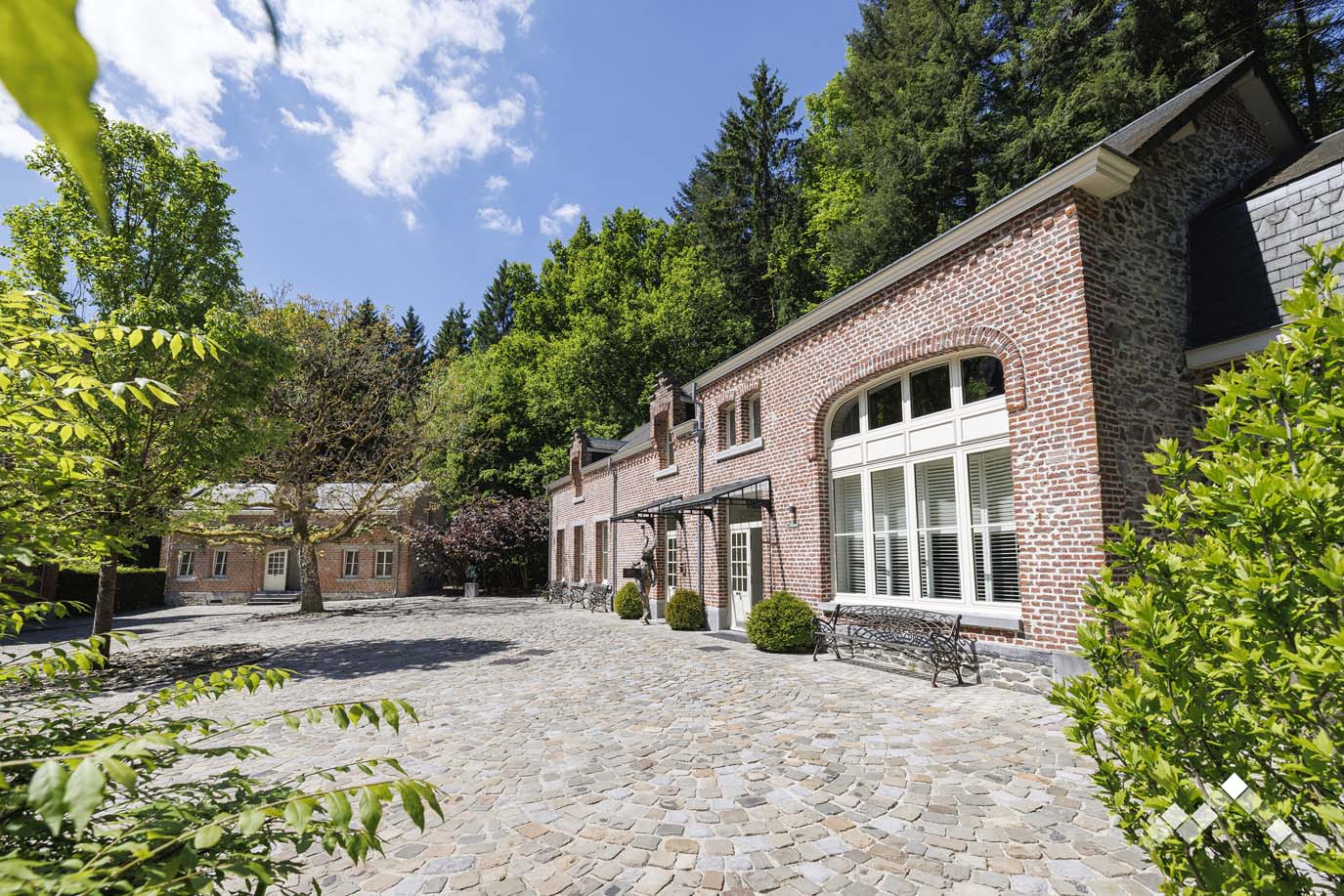 Gîte de Luxe à Gedinne pour 18 personnes (+2 bébés) avec étang de nage, wellness, parc à daims et wallabys