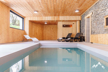Grande villa à Houffalize pour 16 personnes (+2 bébés) et 2 chiens avec piscine, sauna et billard