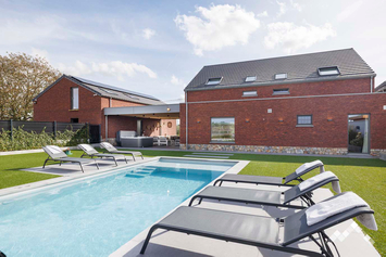 Villa de luxe à Aubel pour 12 personnes (+1 bébé) avec piscine, jacuzzi, billard, trampoline, Ofyr et abri vélos