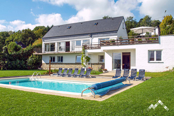  Luxe villa met buitenzwembad, sauna en jacuzzi voor 12 personen in Aywaille