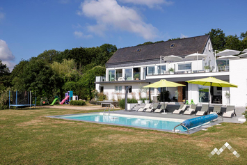 Villa de luxe à Aywaille pour 12 personnes (+3 bébés) avec piscine, sauna, jacuzzi et vue panoramique (families only)
