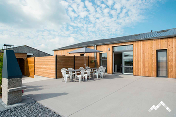 Maison de vacances PMR à Bastogne pour 10 personnes et 2 chiens avec jacuzzi, kicker, ping-pong et jeux pour enfants.