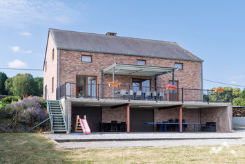 Vakantiehuis in Beauraing voor 12 personen (+1 baby) en 2 honden met panoramisch terras, tafelvoetbal en speelmodule
