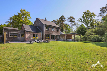 Gîte de charme à Beauraing pour 12 personnes et 4 chiens avec espace wellness, terrasses et jardin clôturé.