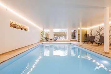Gîte de charme à Bertrix pour 9 personnes et 2 chiens avec piscine intérieure, sauna, billard et kicker