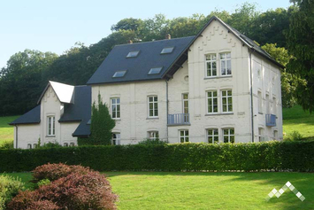 Grand gîte de groupe à Chimay pour 35 personnes et 2 chiens avec étangs dans un domaine de 30ha