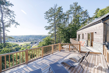 Villa de Luxe à Durbuy pour 10 adultes, 2 enfants (+1 bébé) avec piscine intérieure, jacuzzi, salles de jeux et terrasses panoramiques