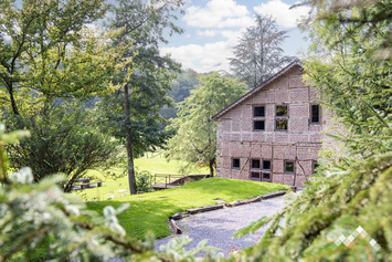 Gîte de charme à Manhay pour 15 personnes avec billard et grand jardin traversé par un ruisseau