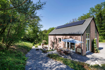 Gîte proche du golf de Durbuy pour 6 adultes et 2 enfants avec terrasse rooftop et cabane de jeux