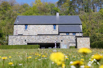 Villa proche du centre de Durbuy pour 9 personnes avec wellness, kicker, ping-pong, terrasse panoramique et jardin clôturé