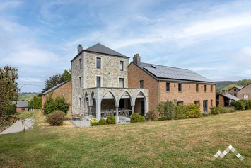 Grand gîte de groupe à Durbuy pour 24 personnes (+2 bébés) avec piscine, kicker, pétanque et salle polyvalente voutée