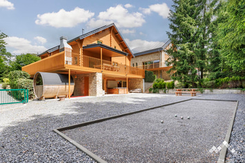 Chalet de luxe à Durbuy pour 8 personnes avec jacuzzi, sauna, billard et terrain de pétanque.