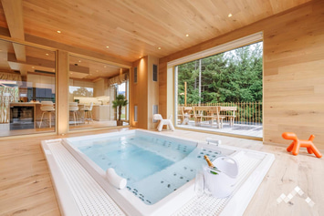Chalet de luxe à Durbuy pour 8 personnes avec jacuzzi à débordement, sauna et salle de jeux intérieurs
