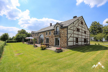 Grand gîte de charme à Erezée pour 18 personnes (+1 bébé) et 2 chiens avec billard, kicker et jeux extérieurs