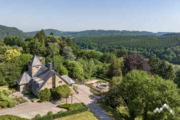 Manoir proche de Durbuy pour 15 personnes et 2 chiens avec piscine, sauna, salle de cinéma et pétanque