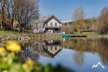 Chalet aan het water in Fauvillers voor 10 personen met visvijver en speelmodule