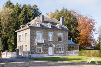 Villa de luxe à Gouvy pour 14 personnes (+1 bébé) avec jacuzzi, air-hockey, kicker, billard et module de jeux pour enfants.