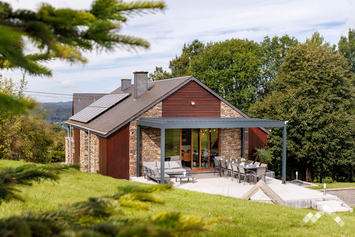 Grande maison de vacances à Rochehaut pour 12 personnes et 1 chien avec terrasses, kicker, pétanque, ping-pong et module de jeux