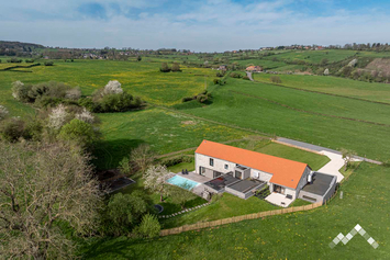 Villa de luxe situé au calme à Limbourg pour 14 personnes avec piscine, sauna, Ofyr, jeux intérieurs et extérieurs.