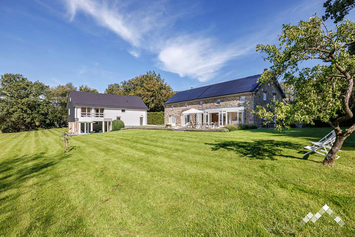  Luxe villa met binnenzwembad en sauna voor 16 personen in Waimes