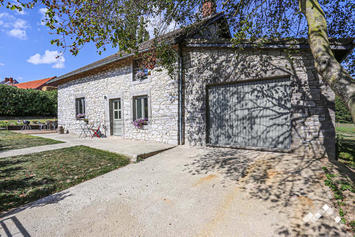 Gîte de ferme à Doische pour 8 personnes et 2 avec pétanque, abri vélos et module de jeux pour enfants