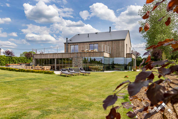 Luxe villa in een rustige omgeving in Bastenaken voor 12 personen en 3 baby’s met 2 honden, met zwembad, zoutgrot, sauna en petanque