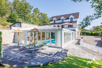 Villa de luxe à Durbuy pour 12 personnes avec piscine, sauna, jeux et vue panoramique sur la vallée de l’Ourthe