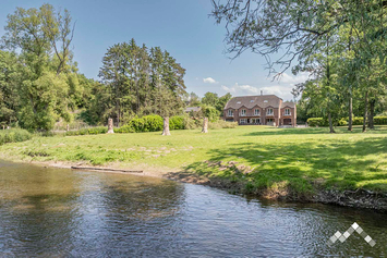 Grand gîte de groupe au bord de l’eau à Durbuy pour 28 personnes et 2 chiens avec sauna, jacuzzi, billard et pétanque