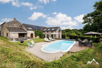 Grand gîte au calme proche de Durbuy pour 14 personnes (+1 bébé) et 1 chien avec piscine, ping-pong et salle polyvalente