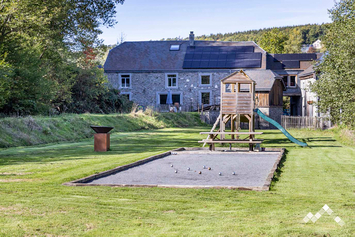 Maison ardennaise à Gedinne pour 8 personnes et 1 chien avec pétanque, module de jeux et barbecue Ofyr