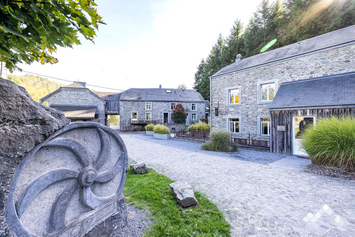 Grand gîte à Gedinne pour 17 personnes et 2 chiens avec pétanque, ping-pong, module de jeux et jardin traversé par un ruisseau