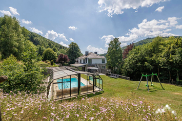 Groot luxe vakantiehuis in Vielsalm voor 21 personen en 2 honden met zwembad, sauna, boomhut en kinderspellen