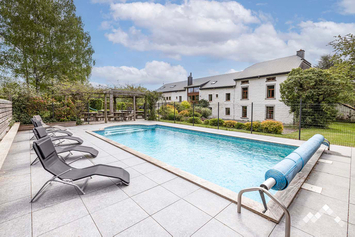 Grand gîte à Gouvy pour 34 personnes et 2 chiens avec piscine, ping-pong et module de jeux et jardin clôturé