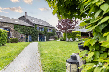 Gîte de groupe à Houffalize pour 30 personnes (+5 bébés) et 2 chiens avec piscine, wellness et terrain multisports