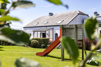 Grande maison de vacances à Gouvy pour 20 personnes et 3 chiens avec pétanque, piscine à boules, jeux intérieurs et extérieurs.