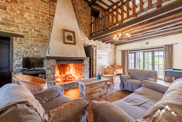 Maison ardennaise pour 16 personnes et 4 chiens avec étang, sauna, ping-pong et kicker