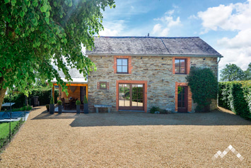 Gîte à Gouvy pour 8 personnes (+1 bébé) et 2 chiens avec piscine, wellness, étang de pêche et module de jeux