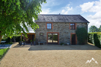 Gîte à Gouvy pour 8 personnes (+1 bébé) et 2 chiens avec piscine, wellness, étang de pêche et module de jeux