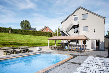 Gîte de groupe à Gouvy pour 22 personnes et 2 chiens avec piscine, sauna, pétanque, air-hockey, salle et module de jeux
