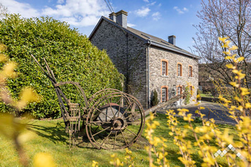 Maison ardennaise proche de la Brasserie d’Achouffe pour 8 personnes et 1 chien avec terrasse chauffée et abri vélo