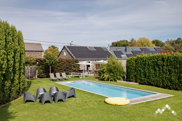 Gîte de charme à La Roche pour 9 personnes et 2 chiens avec piscine, billard, kicker, module de jeux et jardin clôturé