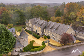 Château de luxe à Libin pour 40 personnes avec piscine intérieure, sauna, billard et terrain de pétanque