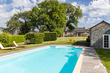 Gîte de charme à Onhaye pour 8 personnes (+1 bébé) avec piscine, billard, ping-pong, piano et barbecue Ofyr