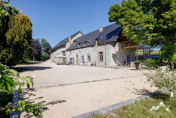 Gîte de charme à Onhaye pour 14 personnes (+ 1 bébé) avec hammam et étang 