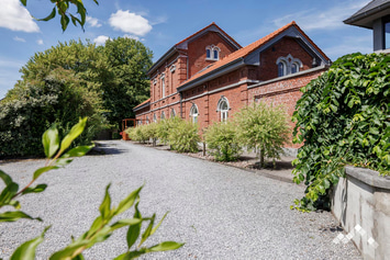 Grand gîte de luxe à Philippeville pour 18 personnes (+2 bébés) avec piscine, wellness, cinéma et 3 terrains de padel.