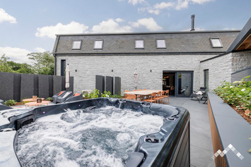 Gîte de charme à Somme-Leuze pour 10 personnes (+2 bébés) et 1 chien avec jacuzzi, bain nordique et sauna