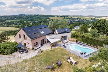 Luxe villa in Somme-Leuze voor 10 personen, met zwembad, sauna, tafelvoetbal en omheinde tuin