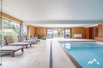 Gîte de luxe à Trois-Ponts pour 10 personnes avec piscine, sauna, pétanque, module de jeux et vue panoramique