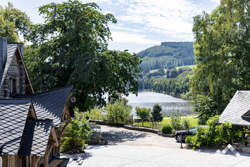 Grand gîte de luxe à Vielsalm pour 28 personnes et 2 chiens avec wellness, jeux et panorama sur le Lac des Doyards